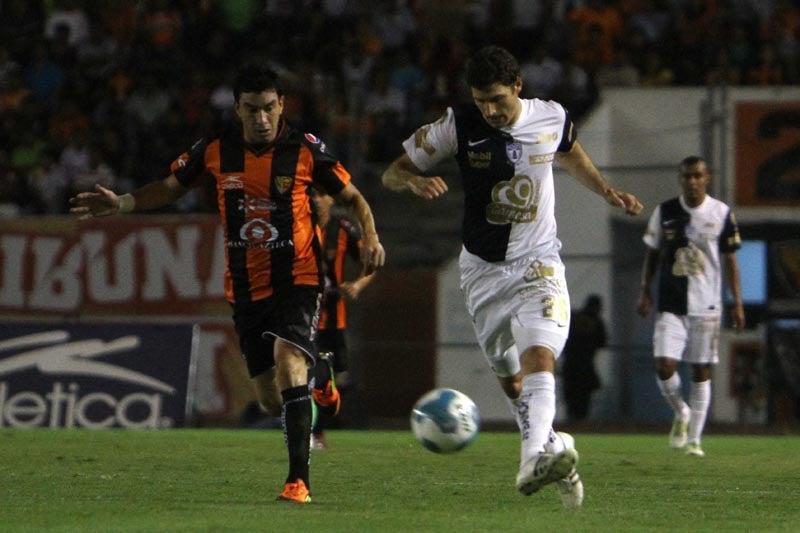 Los felinos se impusieron, pese a una expulsión temprana. FOTO: MEXSPORT