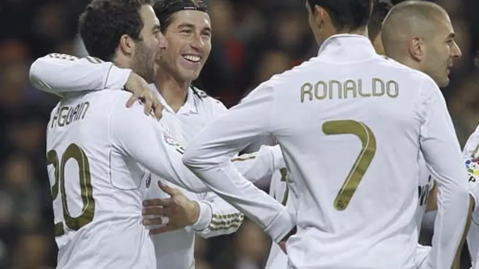 Real Madrid aplasta al Granada y se mantiene líder
