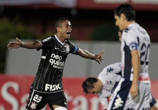 Jorge Henrique festeja el tanto de Corinthians. FOTO: EFE