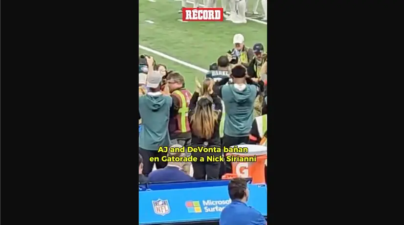 ¡EL MOMENTO QUE TODOS ESPERABAN!  Los jugadores de Philadelphia bañaron al coach Nick Sirianni antes de la pausa de los dos minutos. La duda fue resulta sobre el color de la bebida, fue amarilla.