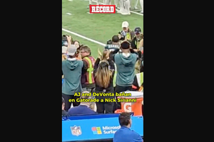 ¡EL MOMENTO QUE TODOS ESPERABAN!  Los jugadores de Philadelphia bañaron al coach Nick Sirianni antes de la pausa de los dos minutos. La duda fue resulta sobre el color de la bebida, fue amarilla.