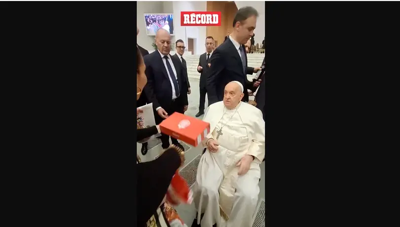 Papa Francisco recibe camiseta de Chivas y piden ayuda para Guadalajara