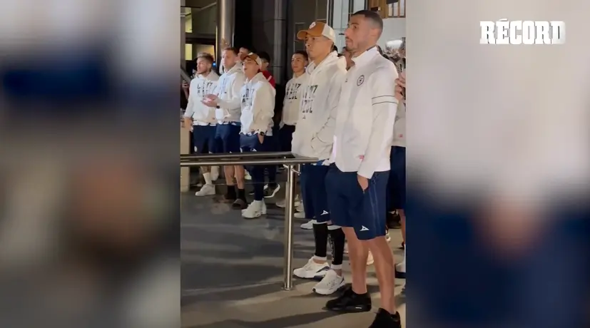 Martín Anselmi llora en serenata de afición a Cruz Azul