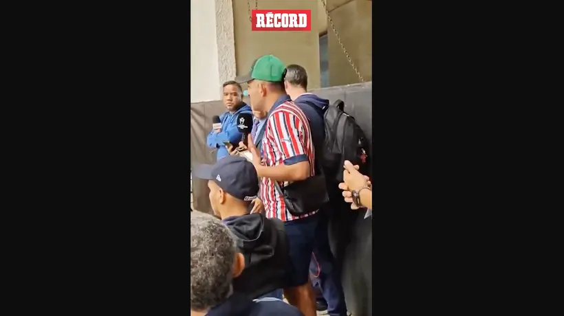 Le QUITAN el MICRÓFONO a AFICIONADO de las CHIVAS