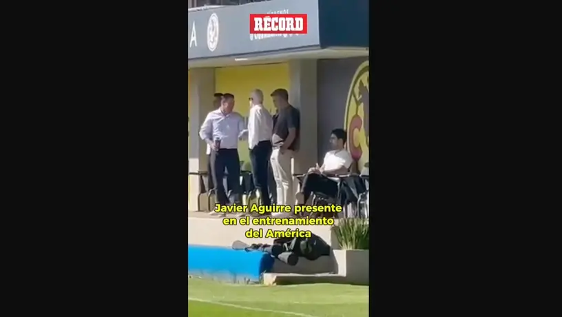 ¡AL PENDIENTE! El director técnico de la Selección Mexicana, Javier Aguirre, estuvo presente en el entrenamiento del América en Coapa.
