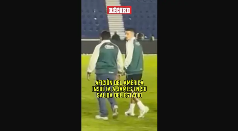 La afición del América tuvo este triste gesto con el jugador colombiano, cuando este iba abandonando el Estadio Ciudad de los Deportes. James les quitó el triunfo al América