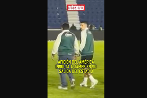 La afición del América tuvo este triste gesto con el jugador colombiano, cuando este iba abandonando el Estadio Ciudad de los Deportes. James les quitó el triunfo al América