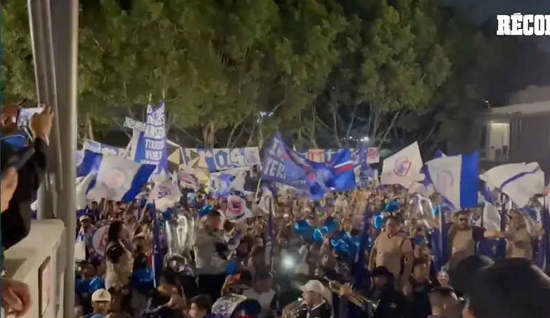 La AFICIÓN azul se le entrega a su equipo | Serenata a Cruz Azul previo a enfrentar al América