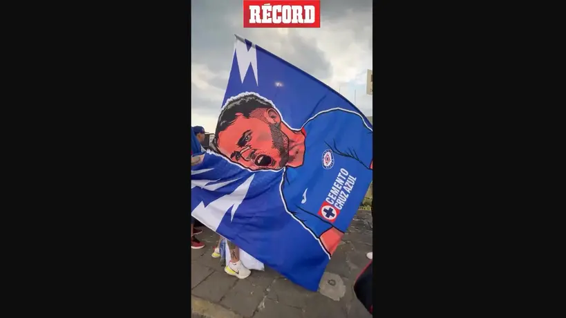 HONOR A QUIEN HONOR MERECE  La afición de Cruz Azul prepara banderas especiales para este partido, pues colocaron a dos ídolos como lo son Santi Giménez y Carlos Hermosillo