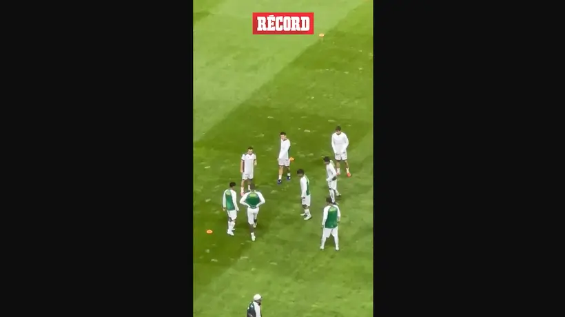 JAMES RODRÍGUEZ calentando junto a ANDRÉS GUARDADO