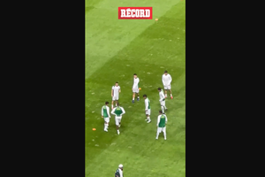 JAMES RODRÍGUEZ calentando junto a ANDRÉS GUARDADO