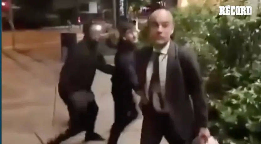 ¡Enloquecido! Pep Guardiola es interceptado por fan en la calle y así fue su reacción