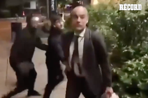 ¡Enloquecido! Pep Guardiola es interceptado por fan en la calle y así fue su reacción