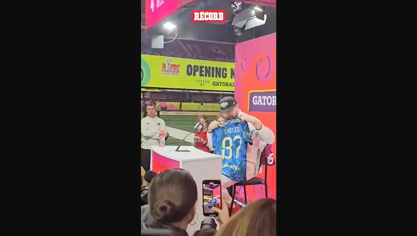 TRAVIS KELCE luce playera del AMÉRICA
