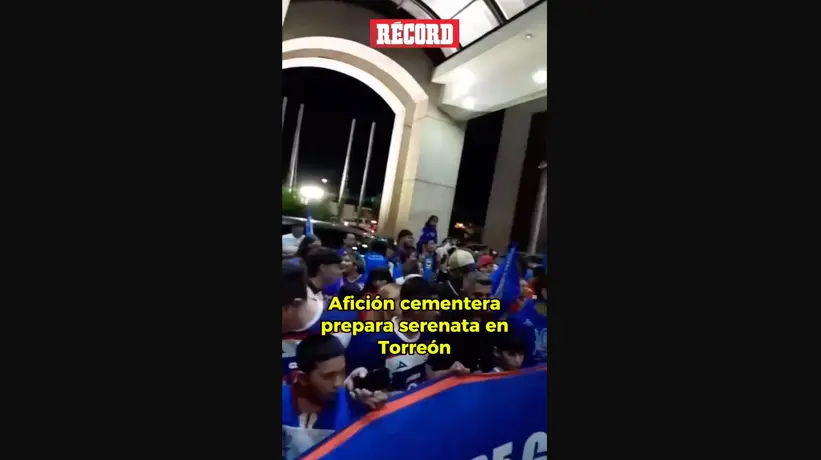 ¡AMOR INCONDICIONAL!  La afición de Cruz Azul prepara una serenata para su equipo, previo a su partido de mañana contra Santos.