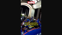 ¡AMOR INCONDICIONAL!  La afición de Cruz Azul prepara una serenata para su equipo, previo a su partido de mañana contra Santos.