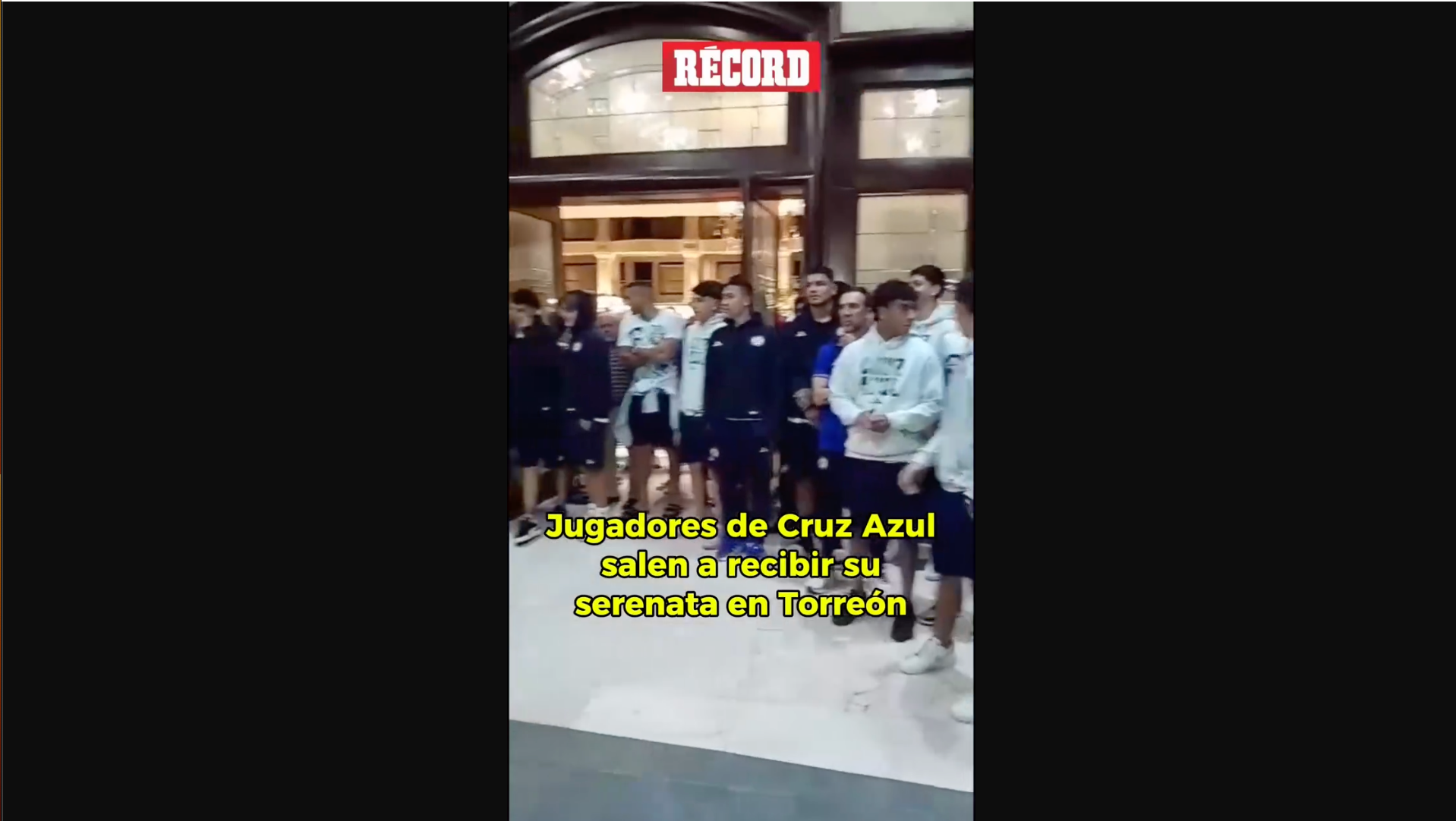 ¡SALIERON A LA SERENATA! Los jugadores de Cruz Azul salieron a recibir la setenta que le preparó la afición cementera en Torreón. Recibieron apoyo previo a su partido de mañana ante Santos