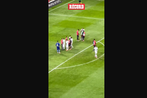 JAMES recibiendo atención médica después del PENALque le COMETIÓ CAMILO VARGAS