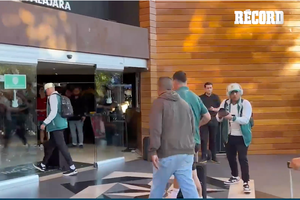 James Rodríguez y Andrés Guardado arriban a Guadalajara