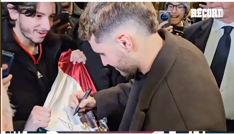 Santi giménez llega a fichar con el equipo rossoneri
