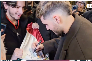 Santi giménez llega a fichar con el equipo rossoneri