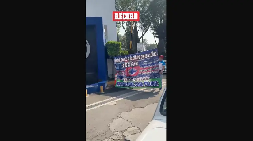 Aficionados de Cruz Azul se manifiestan para pedir a un ESTADIO NUEVO