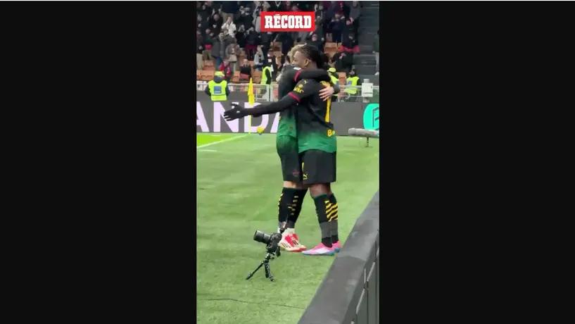 Primer festejo de gol de Santiago Giménez en San Siro