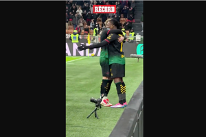 Primer festejo de gol de Santiago Giménez en San Siro