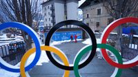 Los aros olímpicos en Bormio, Italia, previo al inicio de la justa invernal | AP