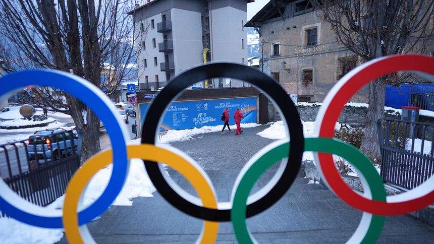 Los aros olímpicos en Bormio, Italia, previo al inicio de la justa invernal | AP