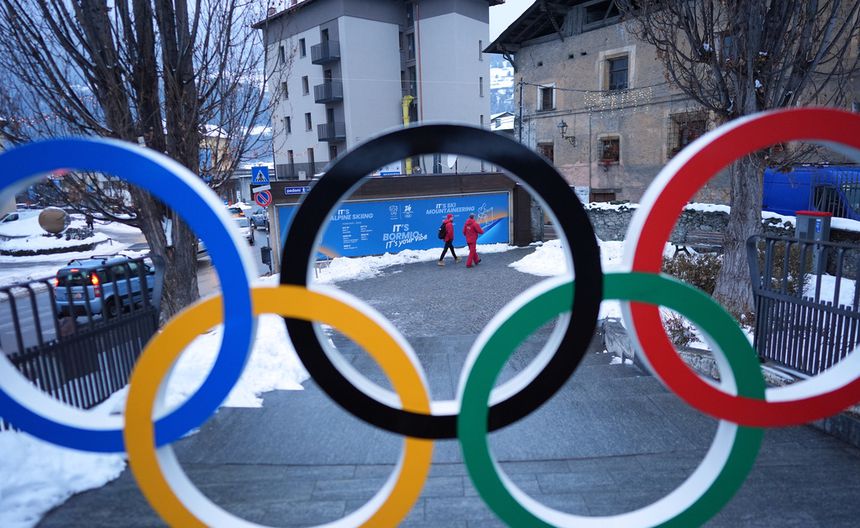 Los aros olímpicos en Bormio, Italia, previo al inicio de la justa invernal | AP