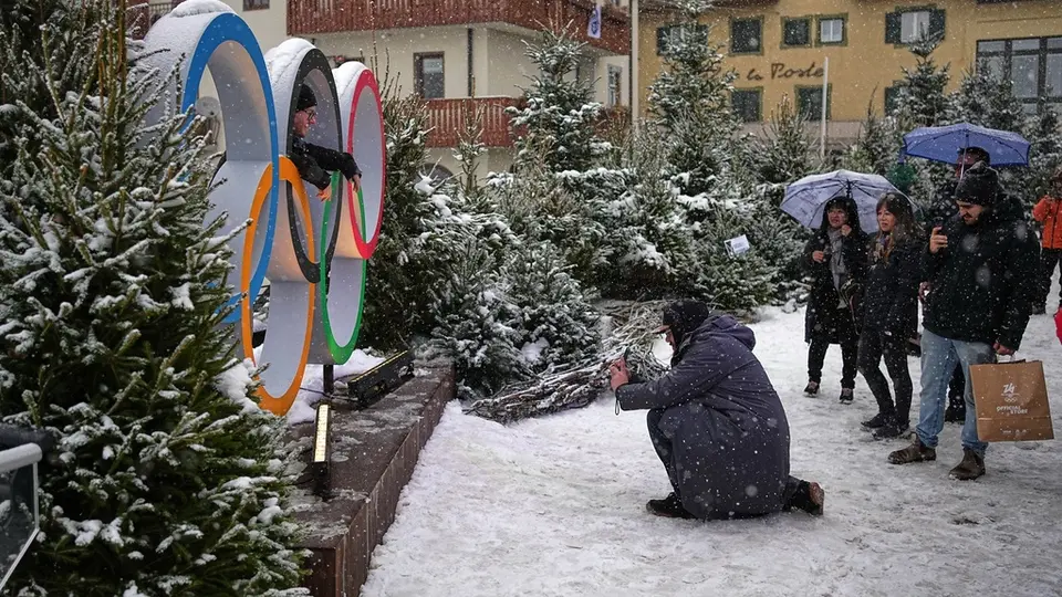 Turistas se toman foto en los aros olímpicos en Cortina d'Ampezzo | AP
