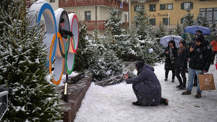 Turistas se toman foto en los aros olímpicos en Cortina d'Ampezzo | AP
