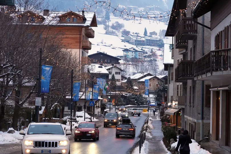 Decoraciones de los Olímpicos en una calle en Bormio, Italia | AP