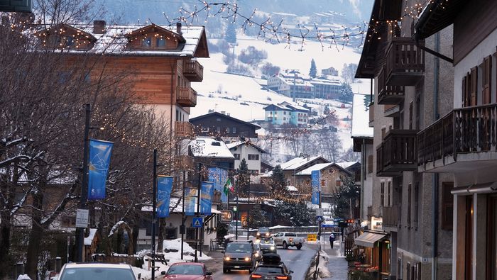 Decoraciones de los Olímpicos en una calle en Bormio, Italia | AP