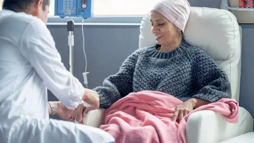 Las cifras oficiales muestran que la mortalidad por cáncer varía según la edad y el sexo. / iStock
