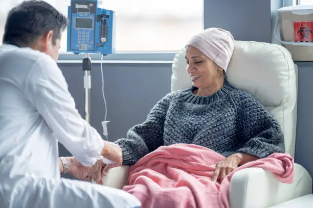 Las cifras oficiales muestran que la mortalidad por cáncer varía según la edad y el sexo. / iStock