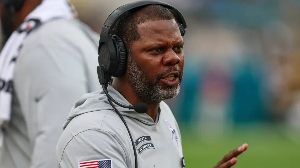 Daronte Jones y otros entrenadores de minoría fueron entrevistados | AP