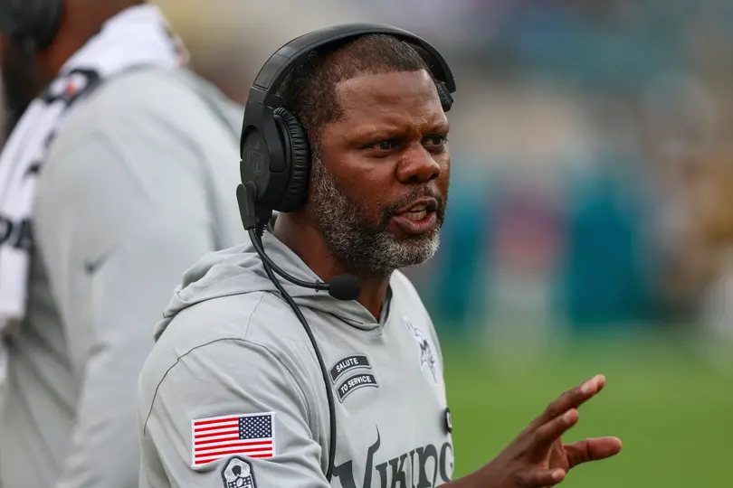 Daronte Jones y otros entrenadores de minoría fueron entrevistados | AP