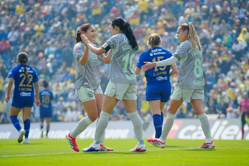 Jana Gutiérrez y Scarlett Camberos celebran un gol en el triunfo 5-1 de América ante Pumas en el Clausura 2026 | IMAGO 7