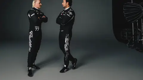 Valtteri Bottas y Checo Pérez durante un sesión de fotos con Cadillac | X: @Cadillac_F1