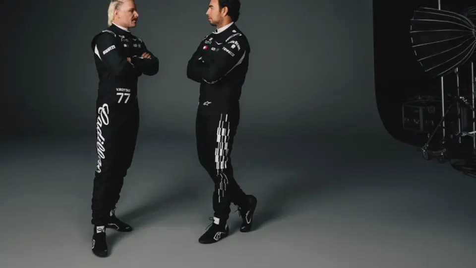 Valtteri Bottas y Checo Pérez durante un sesión de fotos con Cadillac | X: @Cadillac_F1