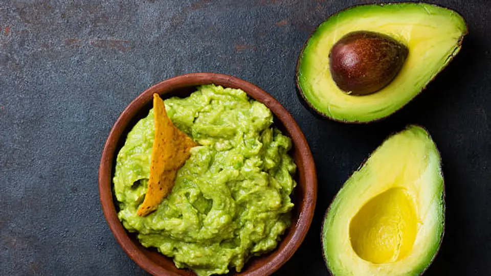 El aguacate mexicano es el ingrediente principal del guacamole en las celebraciones del Super Bowl. / iStock