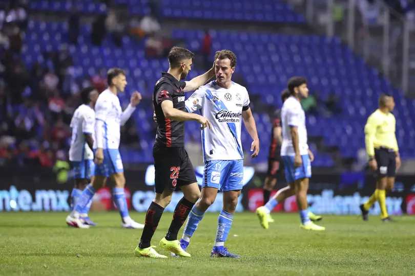 Paulinho y Esteban Lozano en el partido de la Jornada 4 del Clausura 2026 entre Puebla y Toluca | IMAGO 7