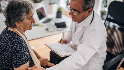 La atención gratuita busca mejorar la salud y bienestar de la población adulta mayor. / iStock