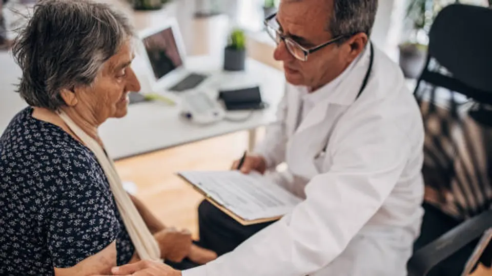 La atención gratuita busca mejorar la salud y bienestar de la población adulta mayor. / iStock