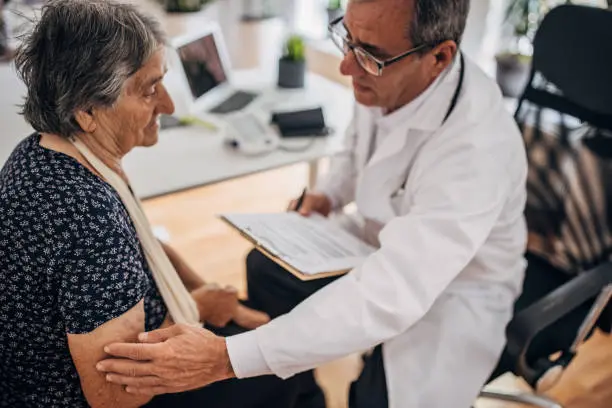 La atención gratuita busca mejorar la salud y bienestar de la población adulta mayor. / iStock