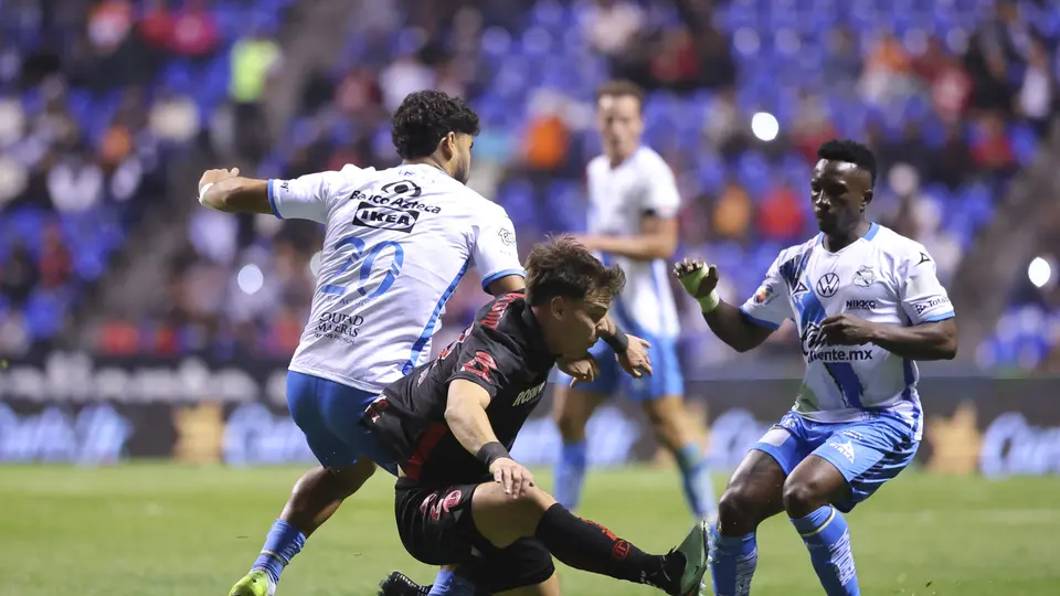 José Pachuca y Franco Rossi en disputa del balón en el partido de la Jornadad 4 del Clausura 2026 | IMAGO 7