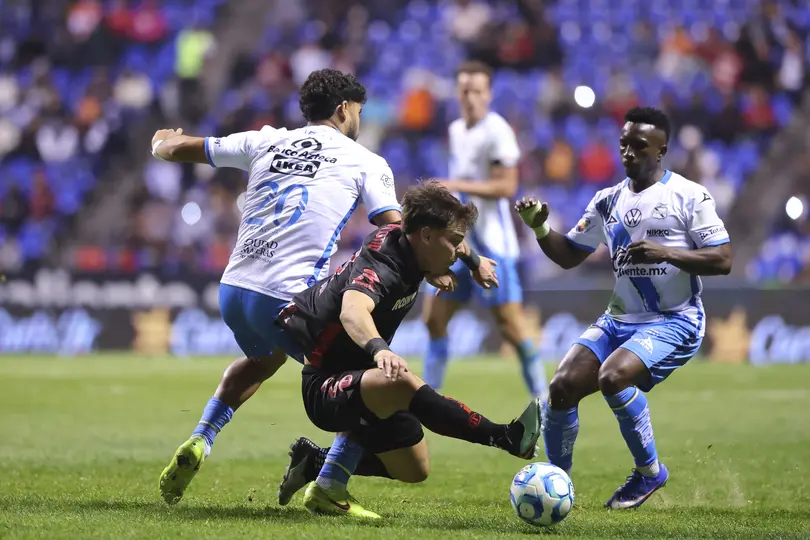 José Pachuca y Franco Rossi en disputa del balón en el partido de la Jornadad 4 del Clausura 2026 | IMAGO 7