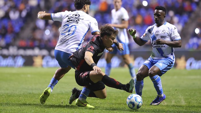 José Pachuca y Franco Rossi en disputa del balón en el partido de la Jornadad 4 del Clausura 2026 | IMAGO 7